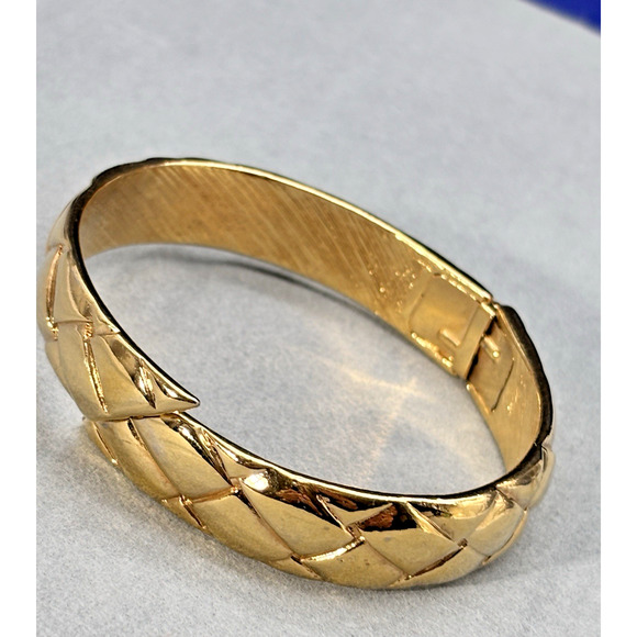 Vintage Monet Gold Tone Textured Hinged Bangle Bracelet Shiny Excellent - Picture 4 of 16